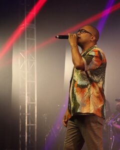 Thiago Còrdeiro resgata a memória do pagode dos anos 90 em show no Teatro Armando Gonzaga