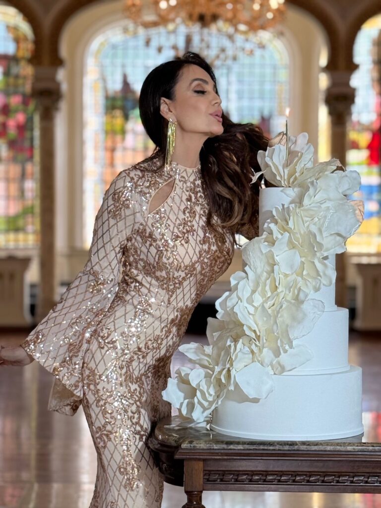 Claudia Metne celebra aniversário com ensaio exclusivo no Palácio dos Cedros