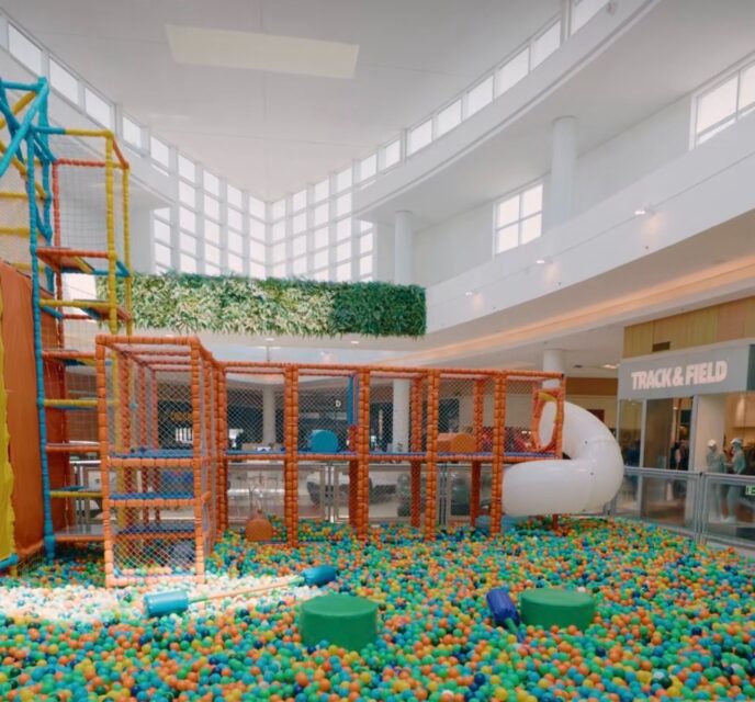 Catuaí Maringá ganha parque infantil com labirinto, tirolesa e piscina de bolinhas