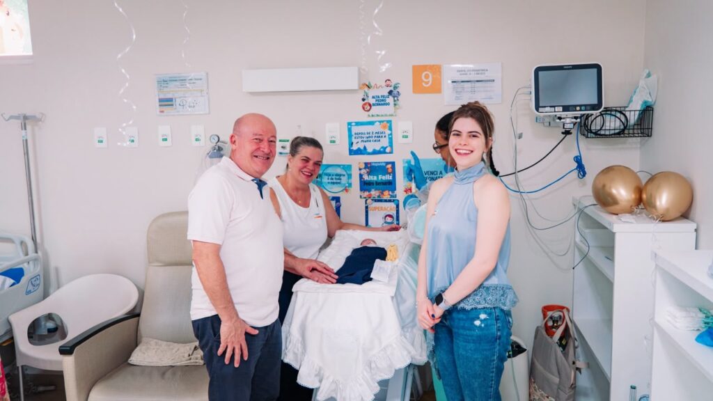 Bebê prematuro recebe alta emocionante após 74 dias internado no Hospital do Coraçãozinho