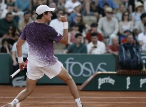 mensik-derruba-joao-fonseca-nas-quartas-em-roland-garros:-3-a-0