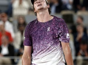 joao-fonseca-luta,-mas-da-adeus-a-roland-garros-apos-reves-para-mensik